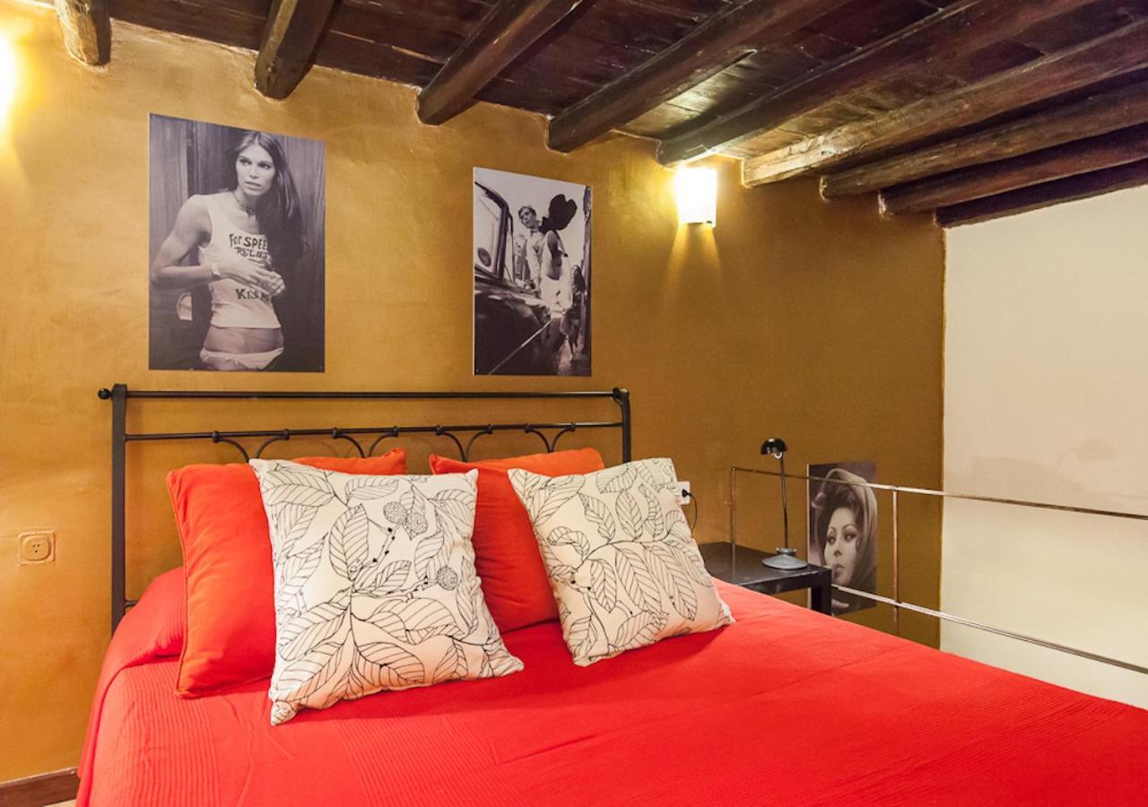 Independent In Trevi Fountain - Spain Square Rome Exterior photo